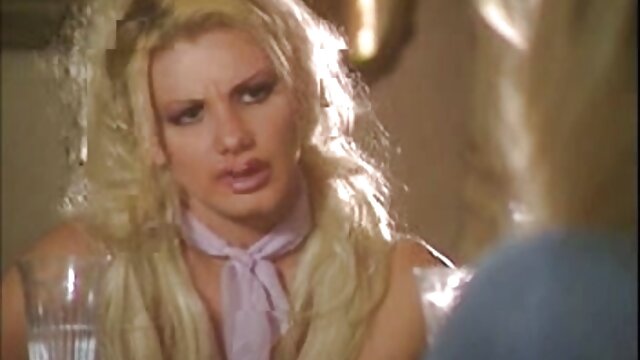 Jebena plavuša Jenny Hendrix daje neuredan pušenje na POV videu