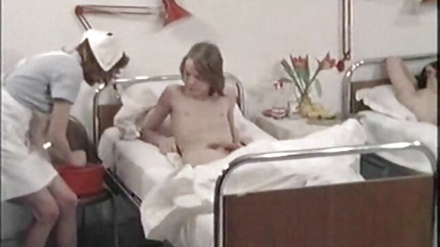 Par zgodnih seksi lezbijki pokazuje vrući seks na sofi